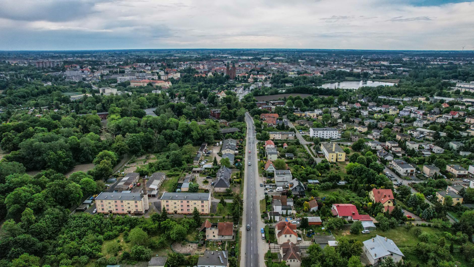Osoba analizująca oferty pracy w Łaskarzewie, szukająca nowych możliwości zawodowych.