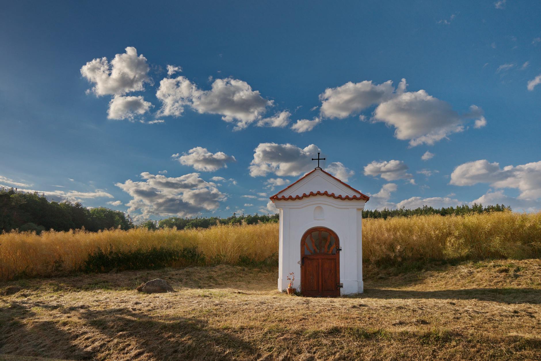 XIX-wieczna kapliczka w Łaskarzewie przed renowacją, z widocznymi śladami czasu