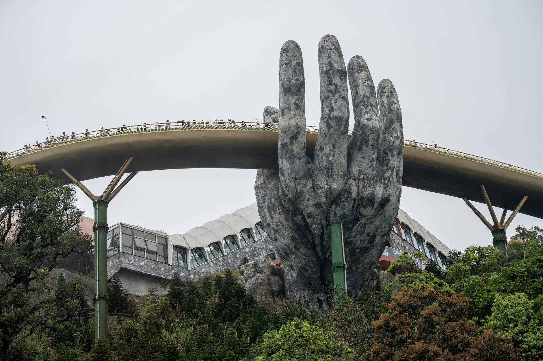 Torowisko kolejowe z widocznymi znakami ostrzegawczymi, nawiązanie do wypadku na trasie Łaskarzew – Sobolew