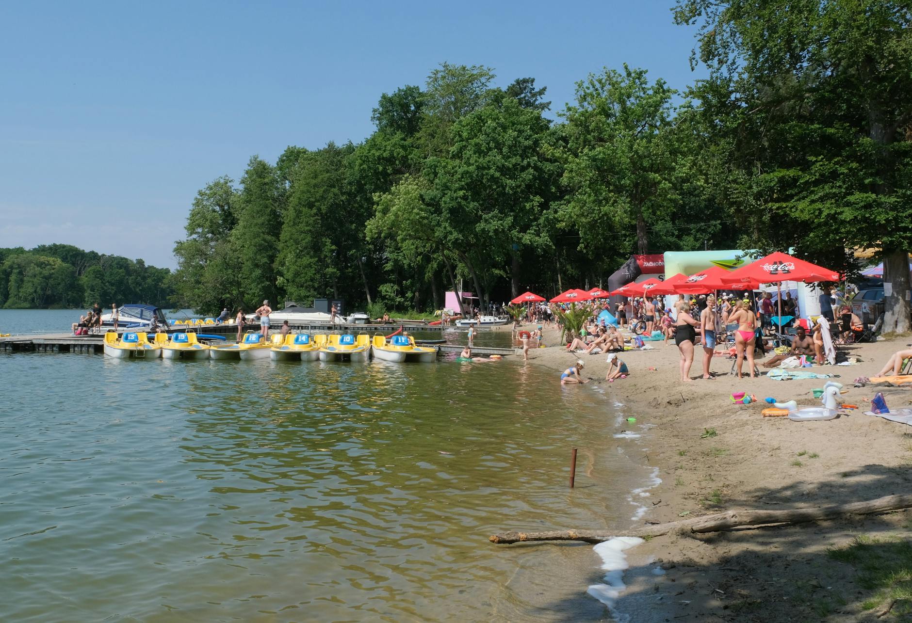 Malowniczy krajobraz z elementami miejskimi, sugerujący spokój i możliwość aktywnego wypoczynku podczas majówki w Łaskarzewie.