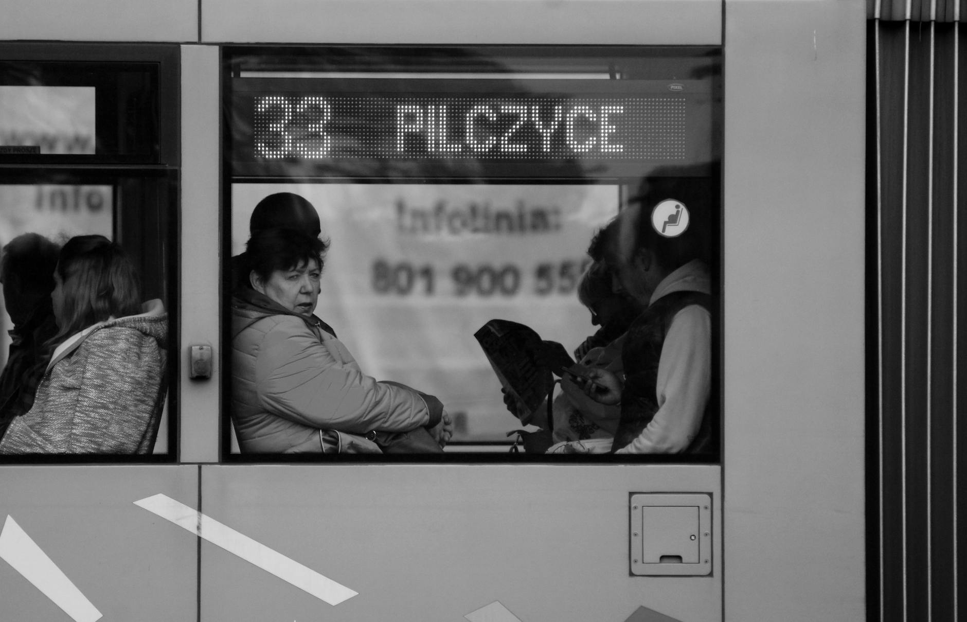 Mapa z zaznaczonymi placówkami medycznymi w Łaskarzewie i okolicach, symbolizująca kolejki do specjalistów