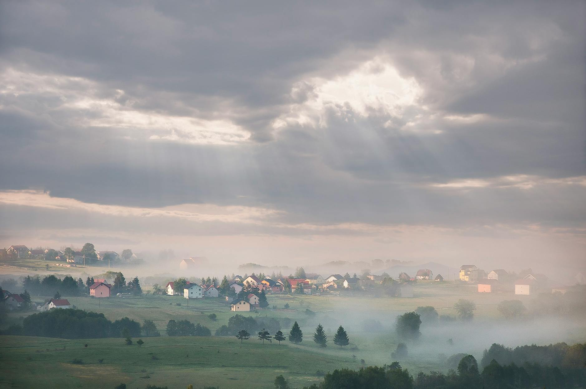 Malowniczy krajobraz okolic Łaskarzewa z polami i lasami w tle.